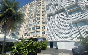 STUDIO com entrada na Av Atlântica praia de Copacabana, próximo de Ipanema, ar , Wi-Fi e Netflix, pauloangerami AA3806
